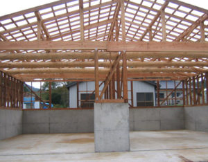 町産のカラマツを利用した堆肥舎、広葉樹を活用した岩手切炭、受託林産品の搬出作業と薪。