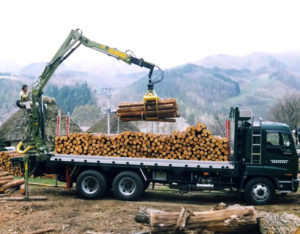 町産のカラマツを利用した堆肥舎、広葉樹を活用した岩手切炭、受託林産品の搬出作業と薪。